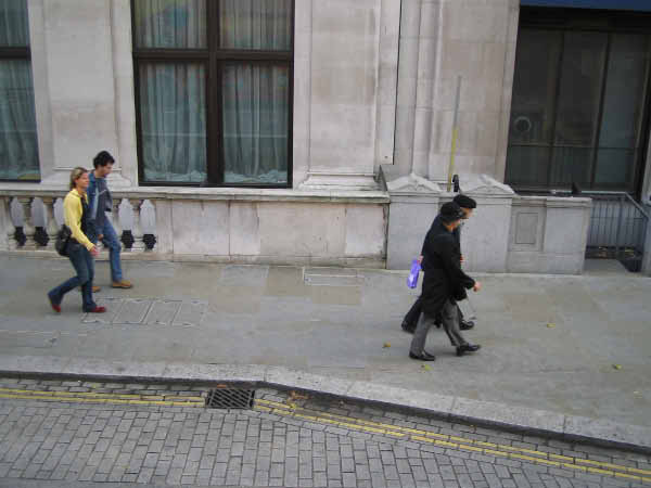 Can you guess which couple are the British ones? And which are the American tourists?